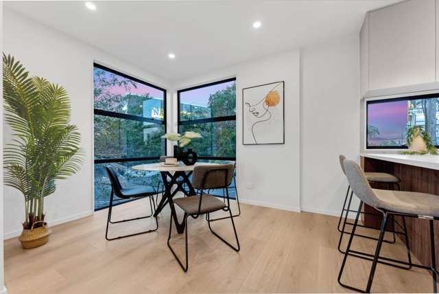 Brand New- Greenlane Elegance