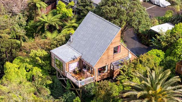 Terrific Treehouse on Wallace Place!