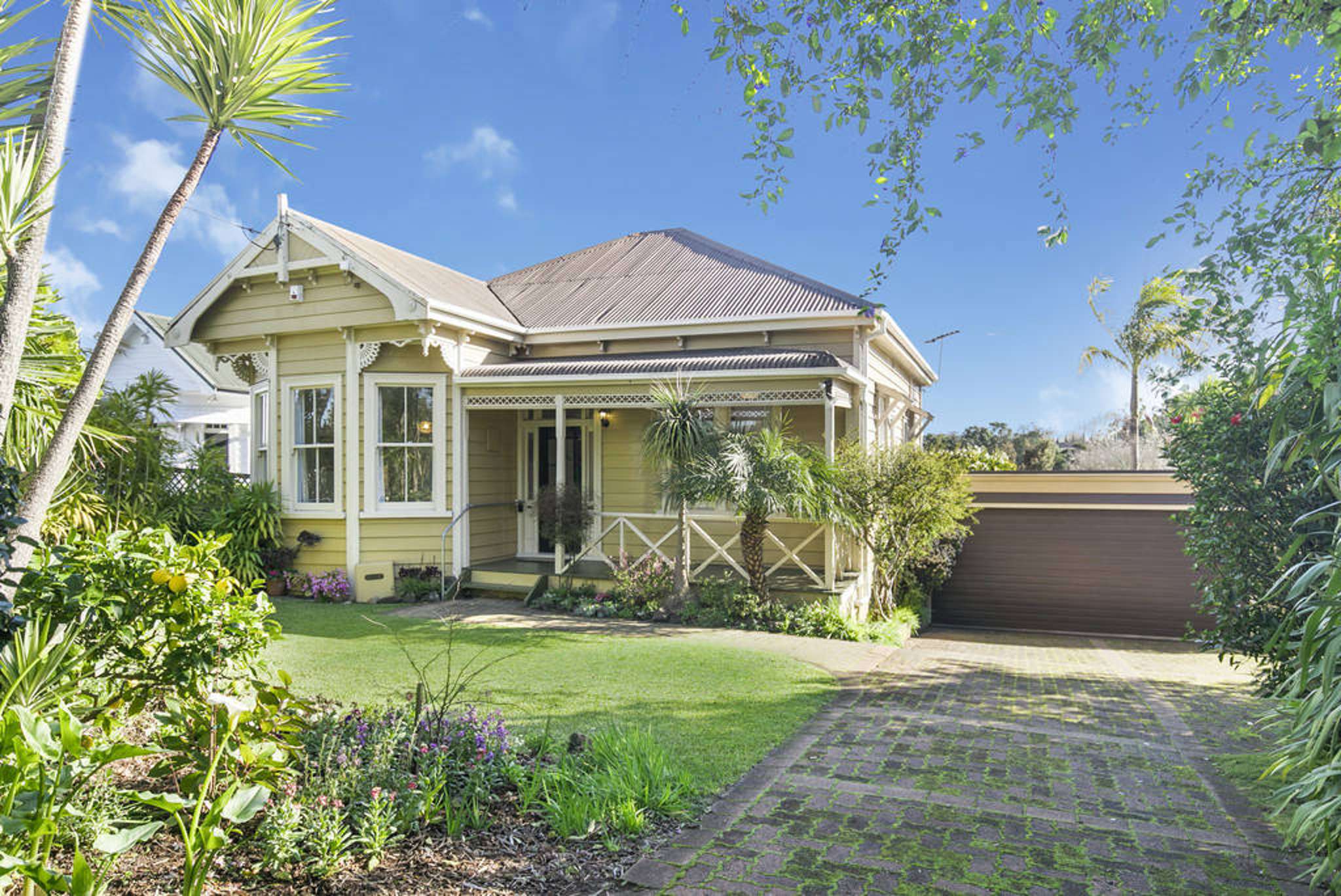 The ‘dumps’ of Remuera: Why run-down homes in rich suburb are worth millions