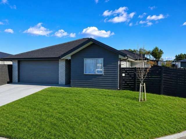 ROLLESTON - 3 BEDROOMS, 2 LIVING, 2 BATHROOMS, HEATPUMP, DOUBLE GARAGE