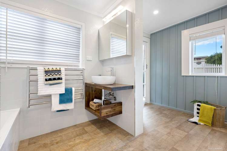 107 Beach Road Mellons Bay_13