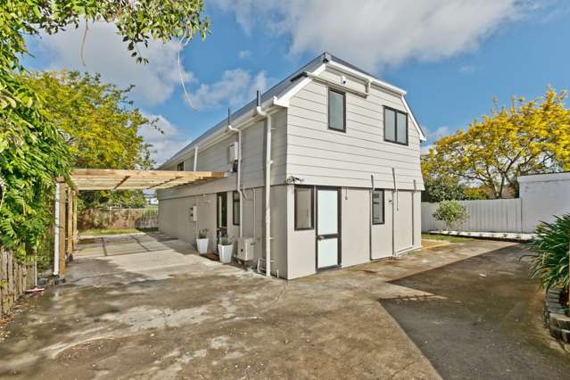 2/8 Gladstone Road Northcote_3