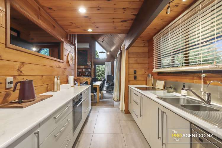 566 Scenic Drive Waiatarua_12