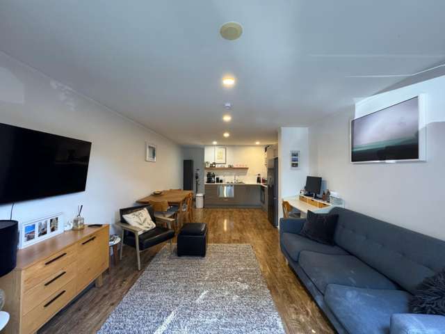 Private outdoor courtyard and balcony 2 Bedroom, 2 Bathroom, 2 Car Parks