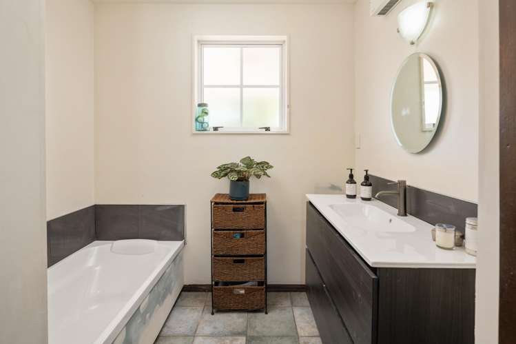 8 and 8a Angle Street Picton_15