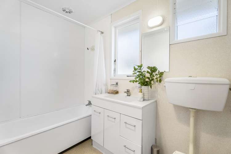 100 Cobham Crescent Kelston_11