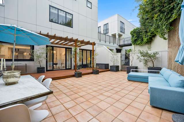 Massive Courtyard - Single Level