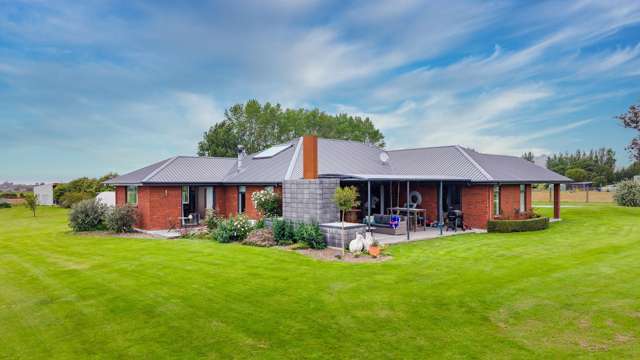 Exceptional lifestyle and garaging close to town