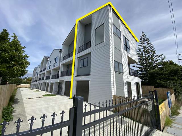 An Elite Townhouse with a Super Convenient Location!