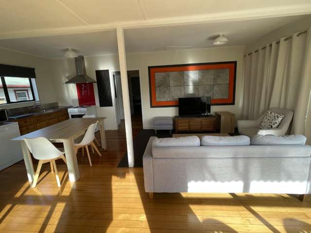 Lovely 2-Bedroom Home, Close to Lake and Local Shops