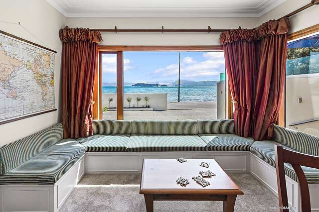 LUXURY LIVING IN LOWRY BAY