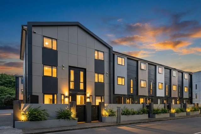 Modern City Townhouse + 3 Carparks