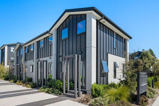 UPPER RICCARTON - ONE BEDROOM SPACIOUS TOWNHOUSE