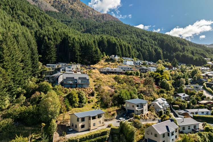 19b Arawata Terrace Fernhill/Sunshine Bay_15