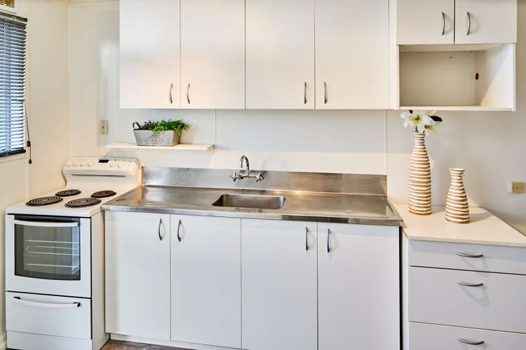 2/35 Mana Esplanade Paremata_6