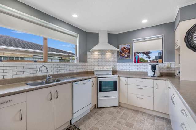 Family Home, Central Glenholme Location!