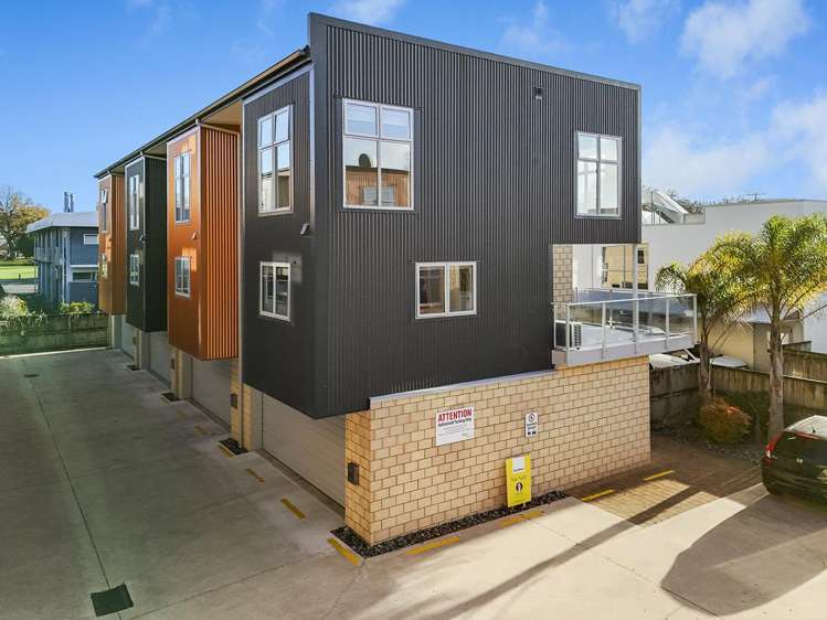 2/9 Vialou Street Hamilton Central_2