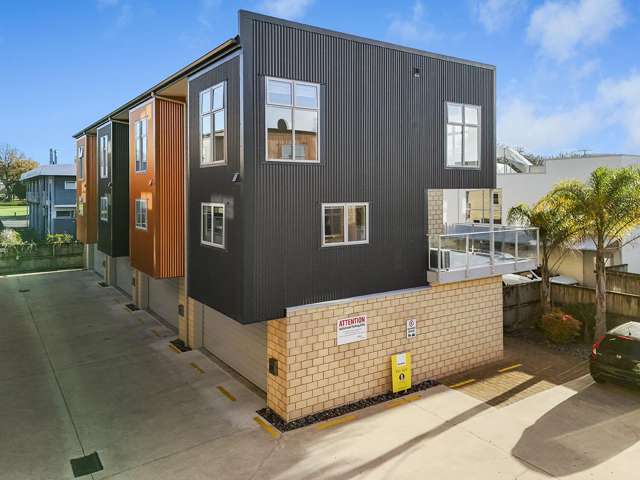 2/9 Vialou Street Hamilton Central_2