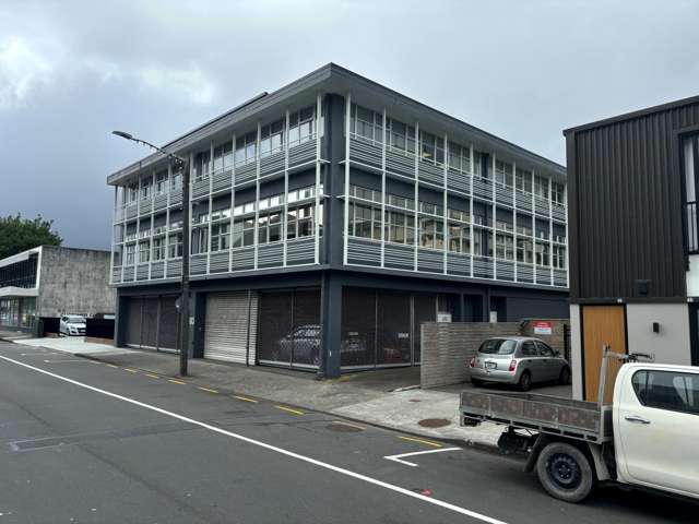 Tidy office in central Hutt!