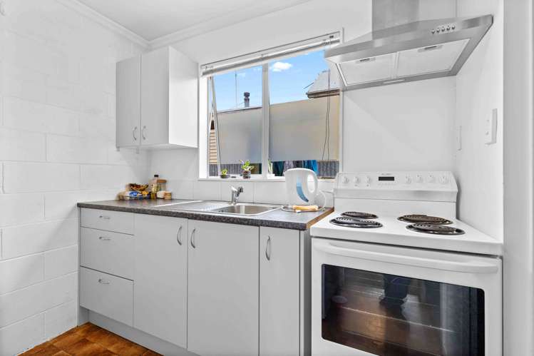 2/214 Crinan Street Appleby_6