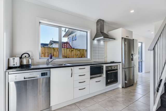 6/113 Knighton Road Hillcrest_1