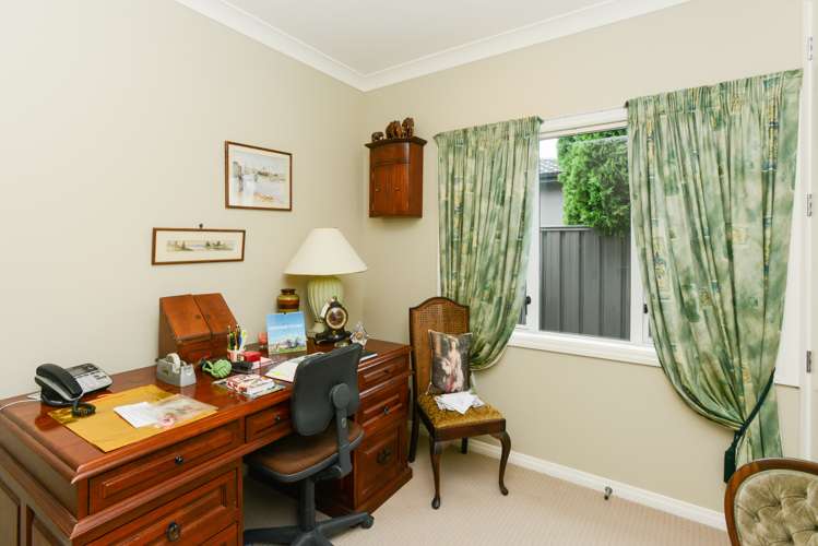 16 Heynes Place Clive_19