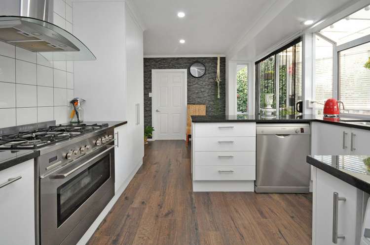 27 Clinton Avenue Te Atatu Peninsula_9