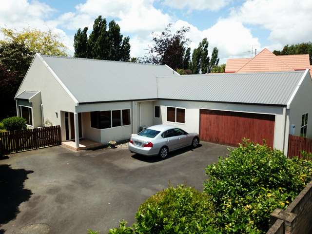 "EXECUTIVE LIVING, SOUGHT AFTER STREET"