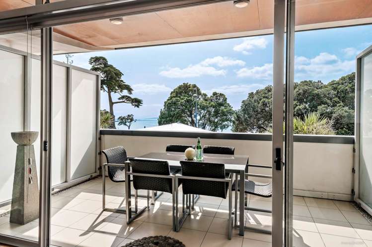 2/6 Beach Front Lane Browns Bay_0