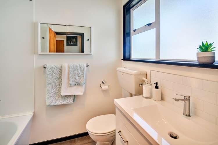 16b Thurleigh Grove Karori_9