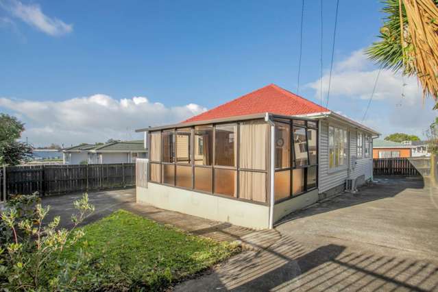 FULLY FENCED 3 BEDROOM HOUSE