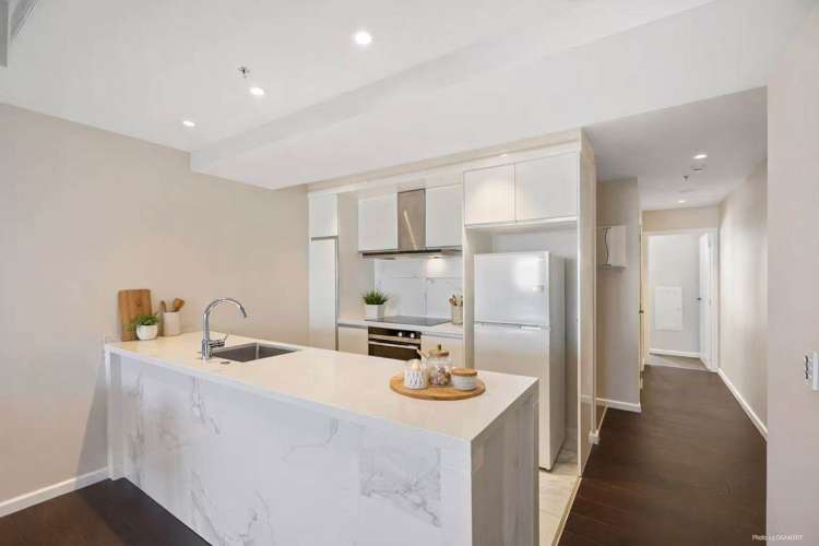 813/47 Beach Road City Centre_6