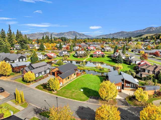 Gorgeous Mountain Views, Lakeside Setting!