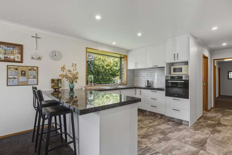 310 Gladstone Road North_5