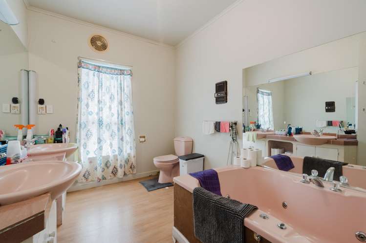 169 River Road Hamilton East_12