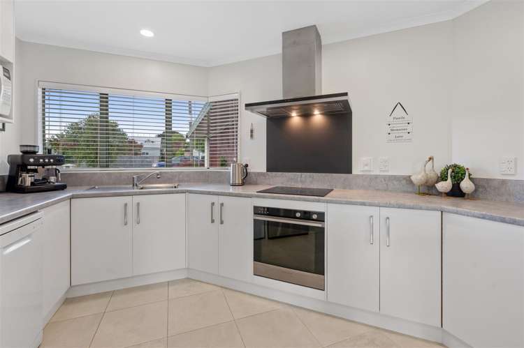 57 Basley Road Owhata_9