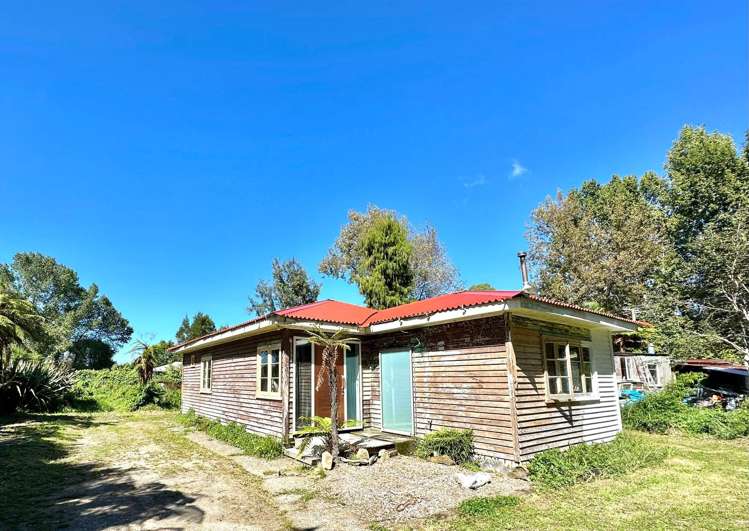 17 Tongaporutu Road Ohura_0