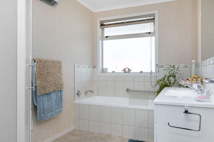 9 Magnolia Rise Waipahihi_16