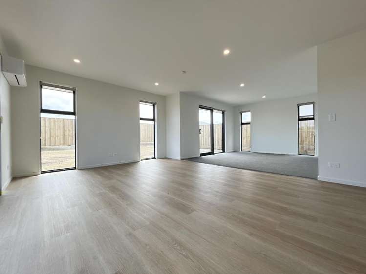 22 Harlequin Drive 11103_5