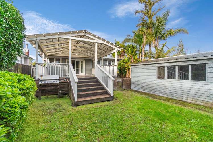 13 Amberley Avenue Te Atatu South_17