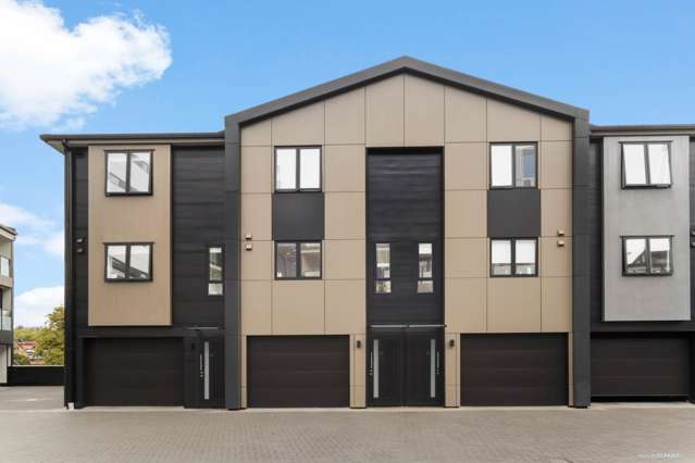 Sun-soaked park side living!