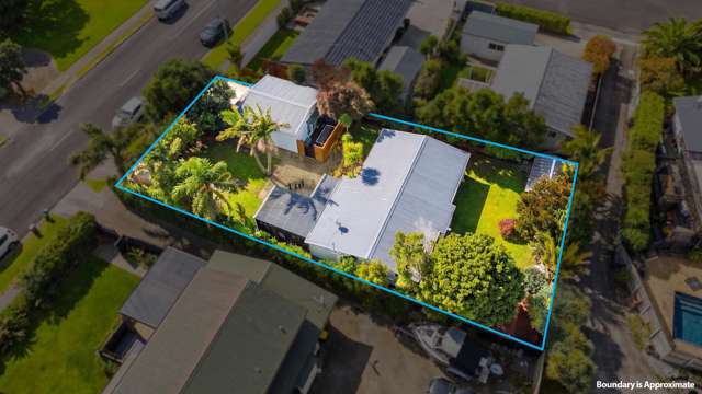 Beachside Living -Renovated Home + Stylish Studio