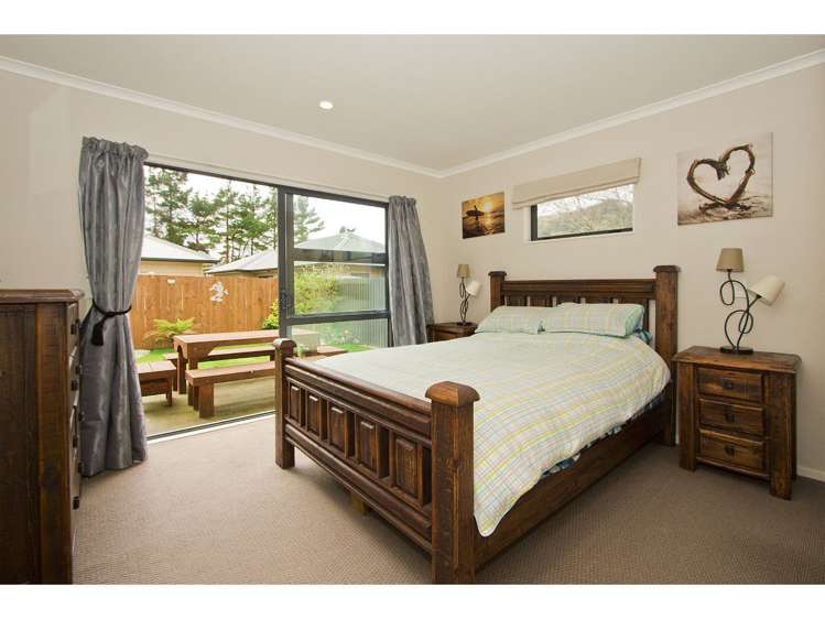 7 Woodland Grove Wainuiomata_11