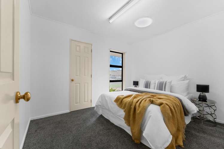 25 Lexington Drive Botany Downs_19