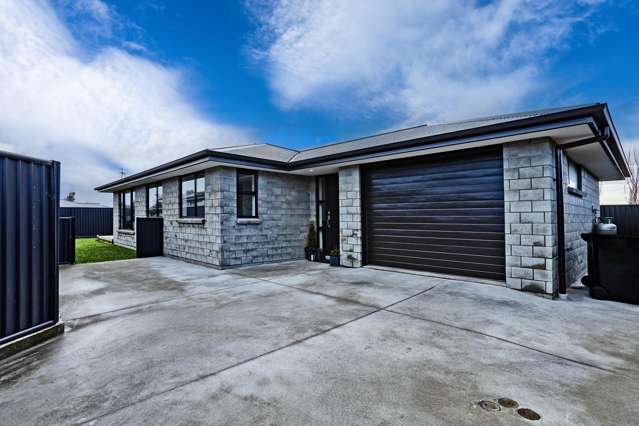 Low maintenance – three-bedroom townhouse