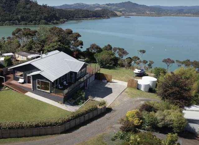 HARBOURFRONT BLISS IN WHANGAROA