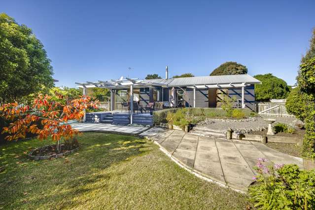 Relaxed coastal vibe – and your own Pub too!