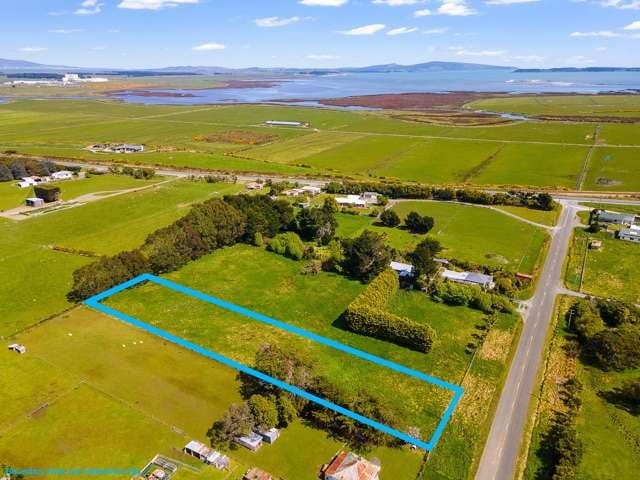 1 Acre Lifestyle Section - So Close To Town