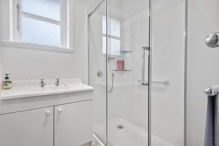 112 Savage Crescent West End_10