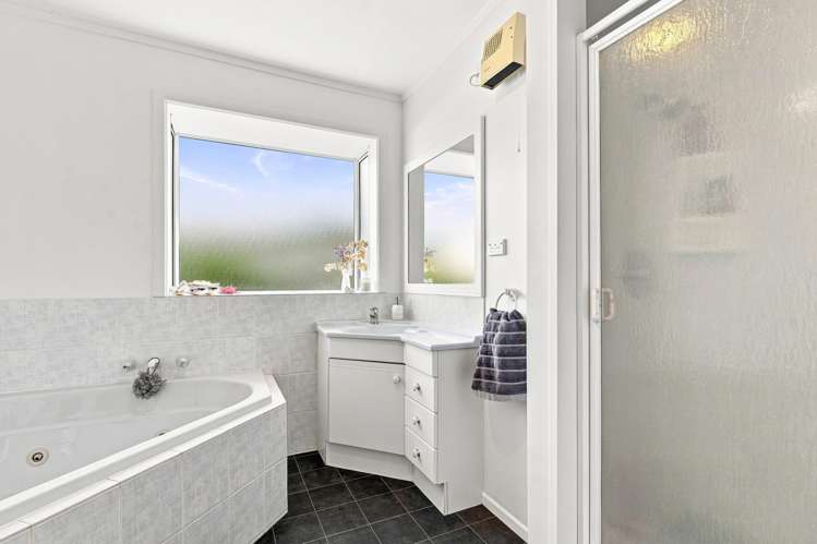 5 Eaton Crescent Otamatea_12